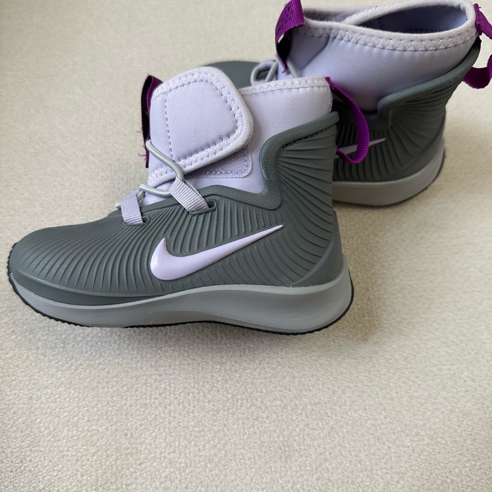 Size 7 Nike sneaker boots with velcro straps.